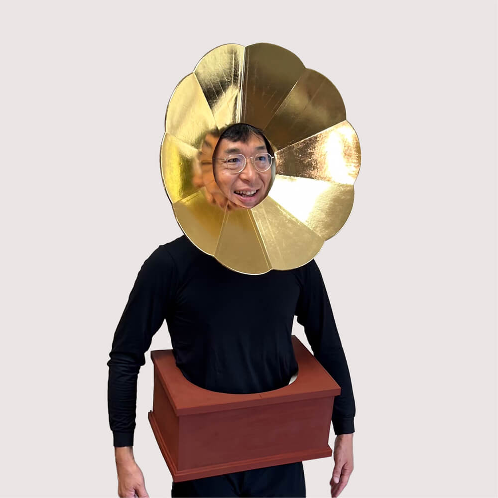 ザワつく音楽会の高田純次さん「蓄音機」かぶりもの